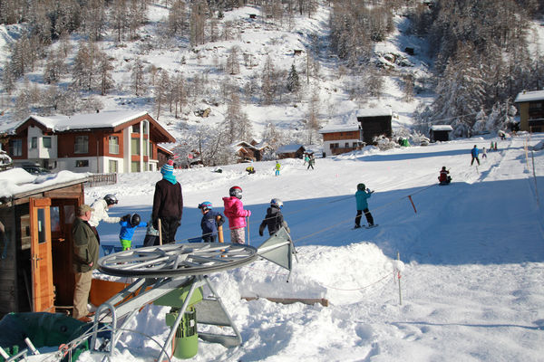 The ski lift at the edge of Randa is an ideal practice area for beginners and children.