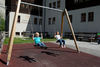 Der Spielplatz beim Schulhaus bietet für Kinder und Familien ein vielfältiges Angebot
