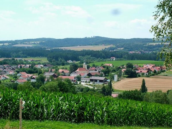 Rattiszell kann auf eine lange Geschichte zurückblicken. Bereits 1186 wurde der Ort erstmals urkundlich erwähnt. Das Gemeindewappen zeigt einen steigenden Widder - das Wappen des früheren hier ansässigen Adelgeschlechts der Rampsberger.