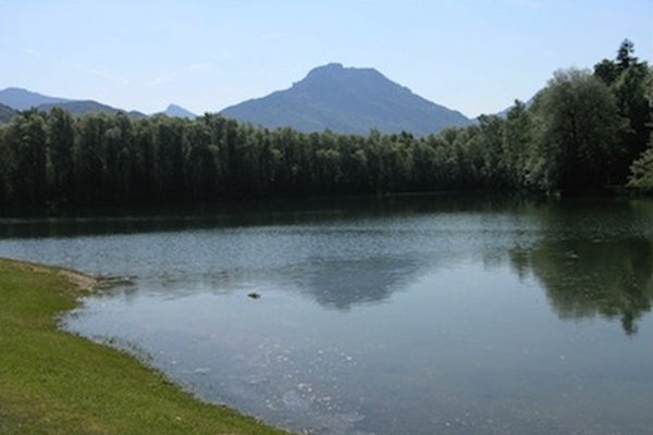 Reischenharter See mit Bergblick.