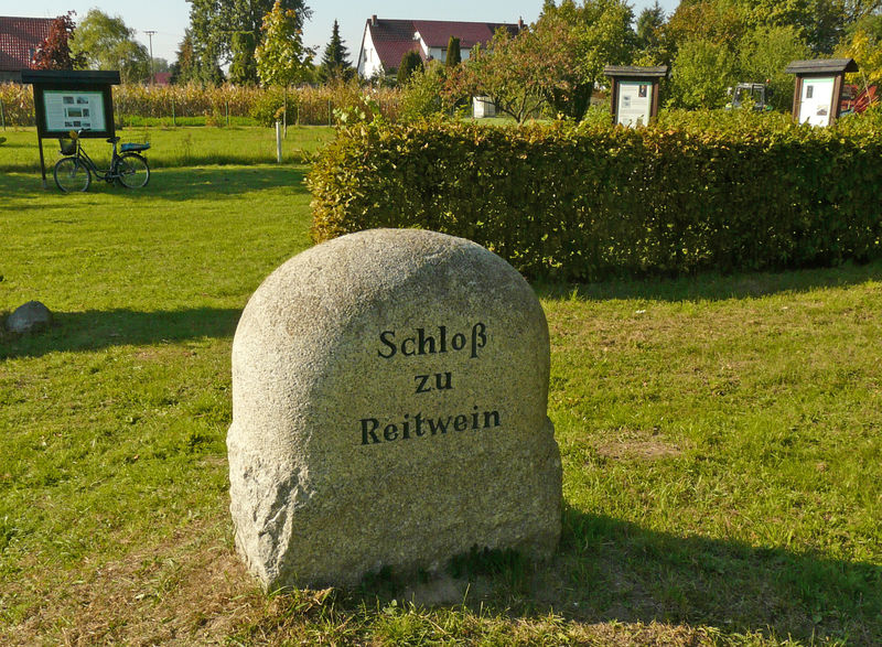 Erinnerungsstein Schloss Reitwein © terra press Berlin