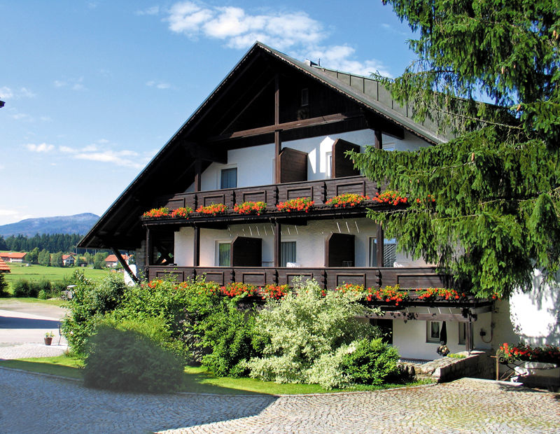 Blick auf das Hotel-Restaurant-Cafe Zum Friedl in Riedlhütte