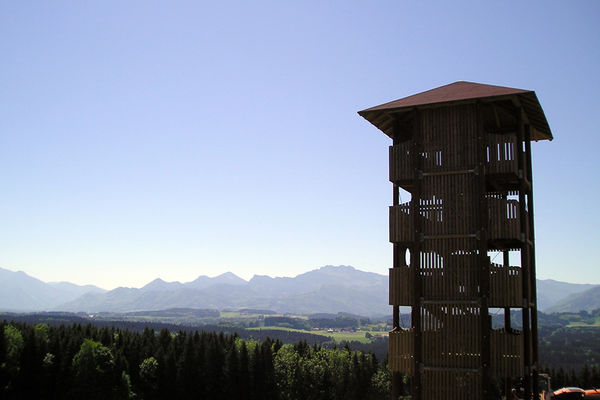 Herrlicher Blick vom 16-Meter hohen Aussichtsturm auf die Alpen.