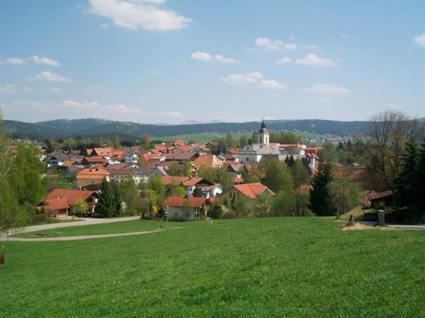 Sehr zentral im Herzen des Bayerischen Waldes in einem weiten Tal am Zusammenfluss zweier Bäche liegt der schöne Ferienort Rinchnach.