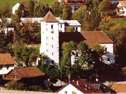 Blick auf die Expositurkirche in Trasching (Ortsteil der Stadt Roding)