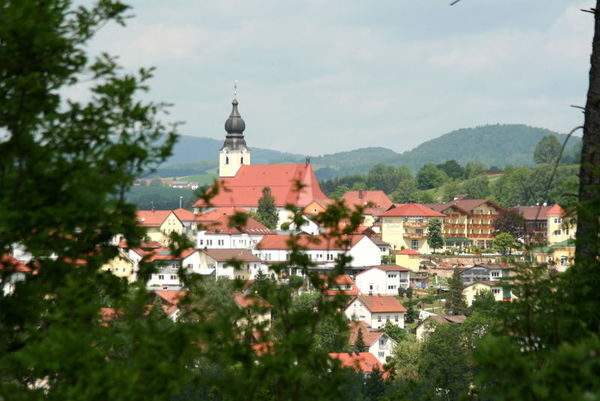 Röhrnbach, staatlich als Erholungsort anerkannt, präsentiert sich seinen Besuchern als beschaulicher Marktflecken im Bayerischen Wald. Die Naturverbundenheit der Menschen spiegelt sich auch in der örtlichen Handwerkskunst wider.
