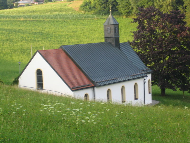 Blick auf die Marien Wallfahrtskapelle Osterbrünnl bei Ruhmannsfelden im Teisnachtal