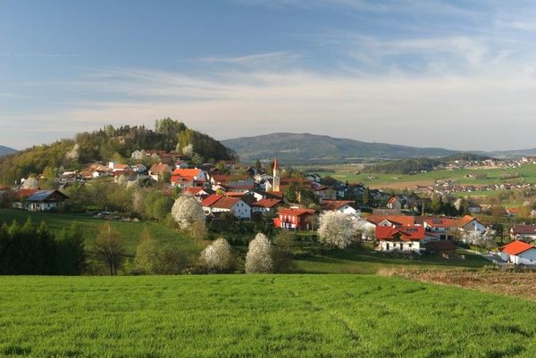 Runding liegt in einer reizvollen Lage am Fuße des Schlossberges.
