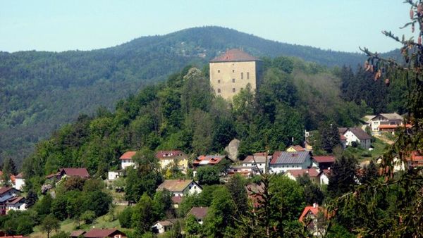Erholung abseits des Alltags, Freude und Lebendigkeit wohin man schaut... Das ist Saldenburg - malerisch gelegen im schönen Dreiburgenland, umgeben von natürlicher Waldlandschaft am Fuße der alten Ritterfestung.