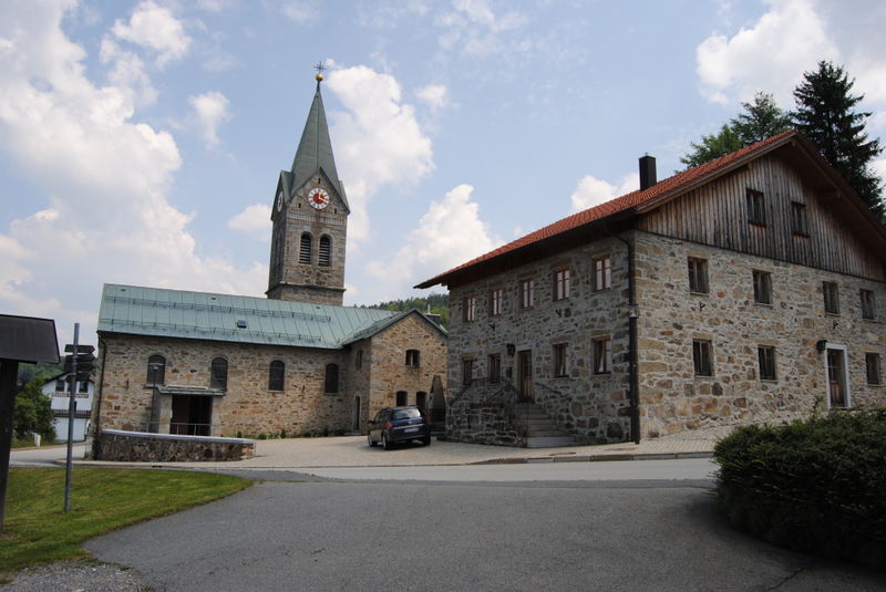 Blick auf die Pfarrkirche Langfurth mit Pfarrhof in der Gemeinde Schöfweg