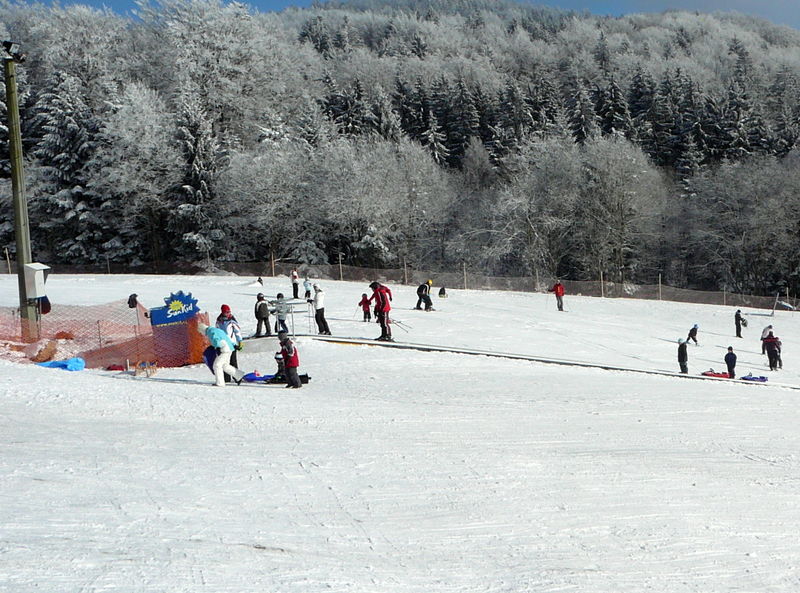Förderband bei der Rodelbahn am Steinberg-Skilift bei Schöfweg im Bayerischen Wald