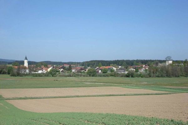 An der Schwarzach, auf halber Strecke zwischen Rötz und Waldmünchen liegt das alte Pfarrdorf Schönthal mit einem ehemaligen Augustiner-Eremiten-Kloster. Die Klosterkirche beinhaltet sehenswerte Kunstdenkmäler.