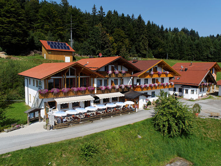Blick auf den Berggasthof Menauer in Grandsberg bei Schwarzach