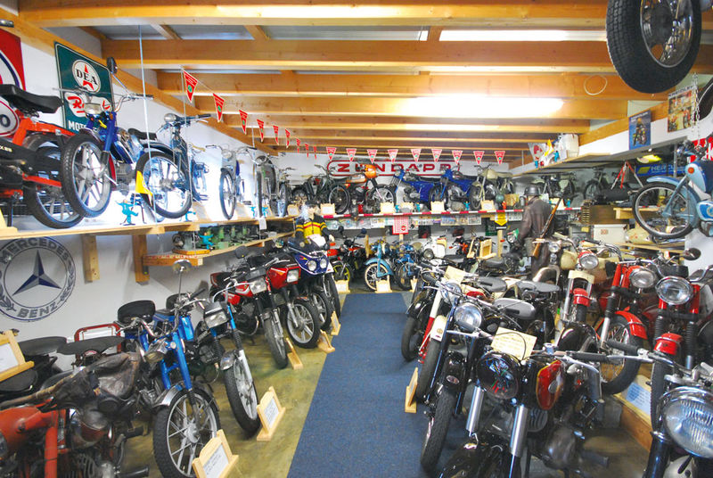 Fahrzeugmuseum Schwarzach mit rund 75 Exponaten wie Zündapp, Hercules, alte Mofas und Rasenmäher.