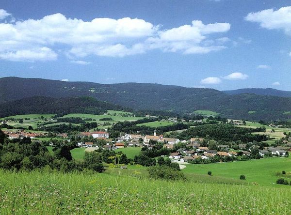 Schwarzach - Staatlich anerkannter Erholungsort: 2 km von der A3 Ausfahrt Schwarzach entfernt beginnt eine Landschaft mit weiten Wäldern und markanten Höhenzügen, herausragend der höchste Berg im vorderen Bayerischen Wald, der Hirschenstein (1.095 m).