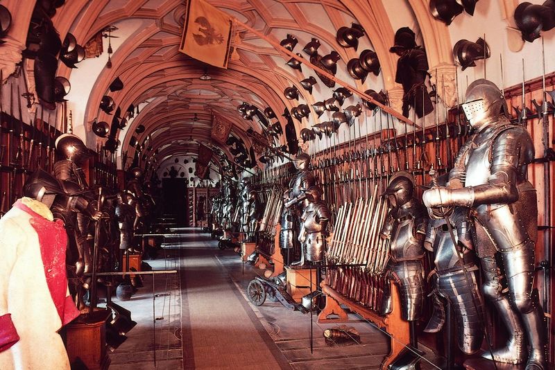 Waffenhalle im Schloss Sigmaringen - eine der größten privaten Waffenkollektionen Europas