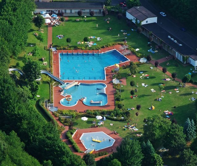 Luftbild auf das Freizeit- und Erlebnisbad in Sontra im Geo-Naturpark Frau-Holle-Land