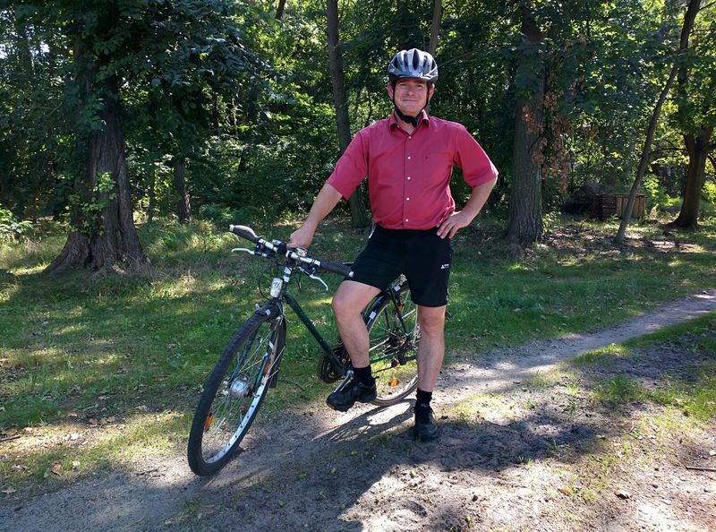 Der grüne Lutz mit Fahrrad und Helm, Foto: Steffen Lelewel