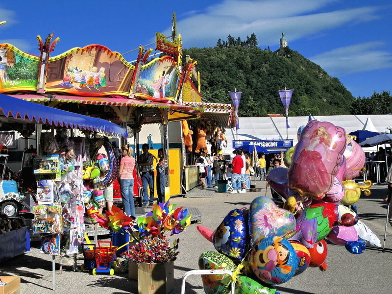 Blick über den Volksfestplatz in Bogen zum Bogenberg