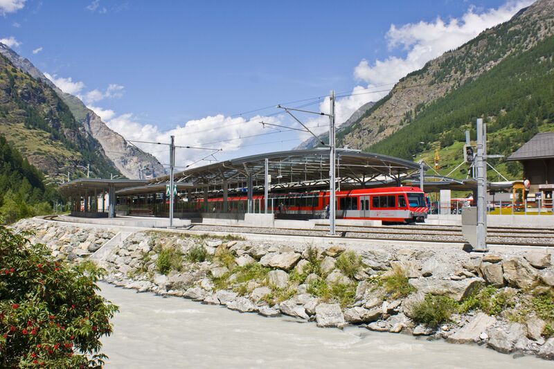 Gare de Täsch: en 12 minutes, les trains-navette montent confortablement jusqu'à Zermatt les hôtes qui ont garé leur voiture à Täsch.