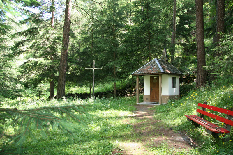 Un lieu paisible dans la forêt: la chapelle du Ranft, près de Täsch et de Zermatt, dédiée à Saint Nicolas de Flue.