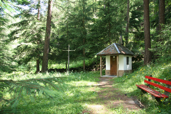 Un lieu paisible dans la forêt: la chapelle du Ranft, près de Täsch et de Zermatt, dédiée à Saint Nicolas de Flue.