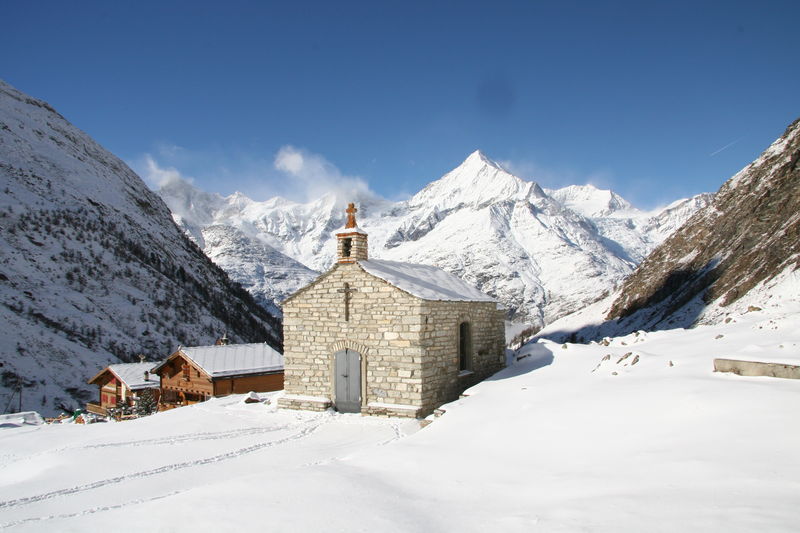 Die Kapelle auf der Täschalp ist im Winter dem rauhen Wetter ausgesetzt.
