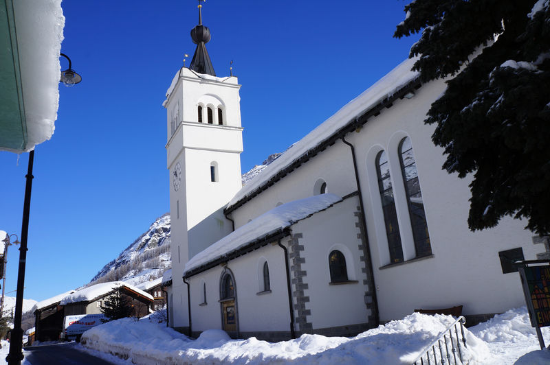 Die Kirche von Täsch dominiert das Dorfzentrum.