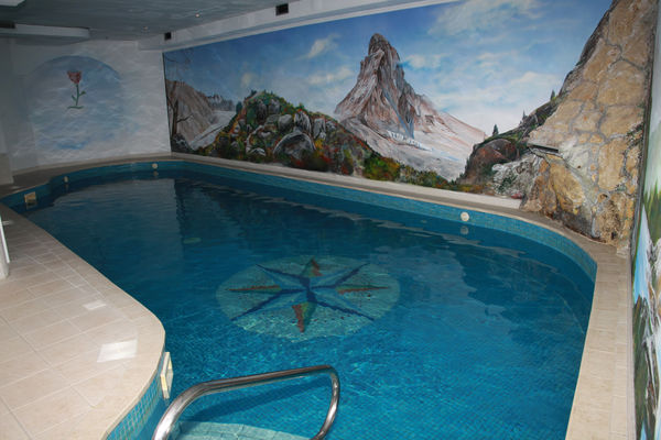 Neben einem Schwimmbad bietet das Spa Hotel Walliserhof auch einen Whirlpool, ein Dampfbad und eine Sauna.