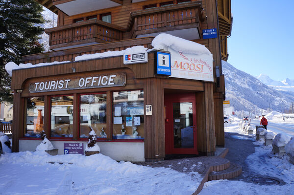L'équipe compétente de l'office du tourisme de Täsch propose des infos et des conseils, des prospectus et des souvenirs sur la région de Zermatt.