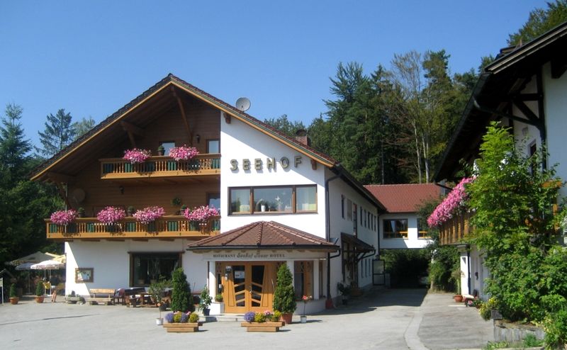 Blick auf das Hotel Seehof Tauer in Tittling