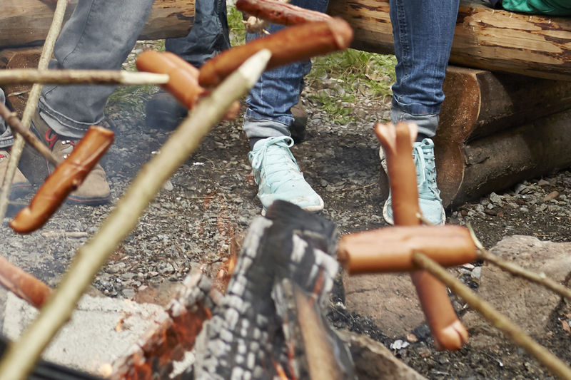 Grillgut über dem Feuer