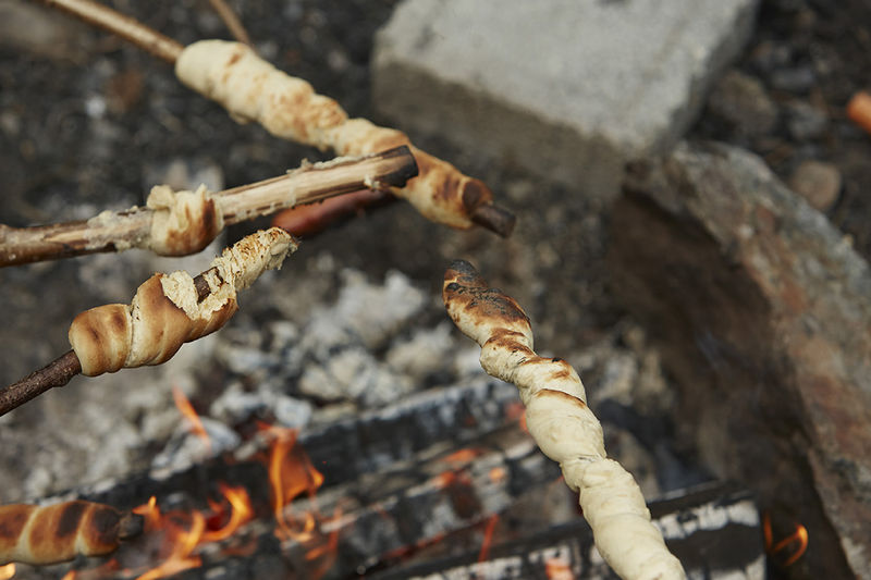 Stockbrot über dem Feuer