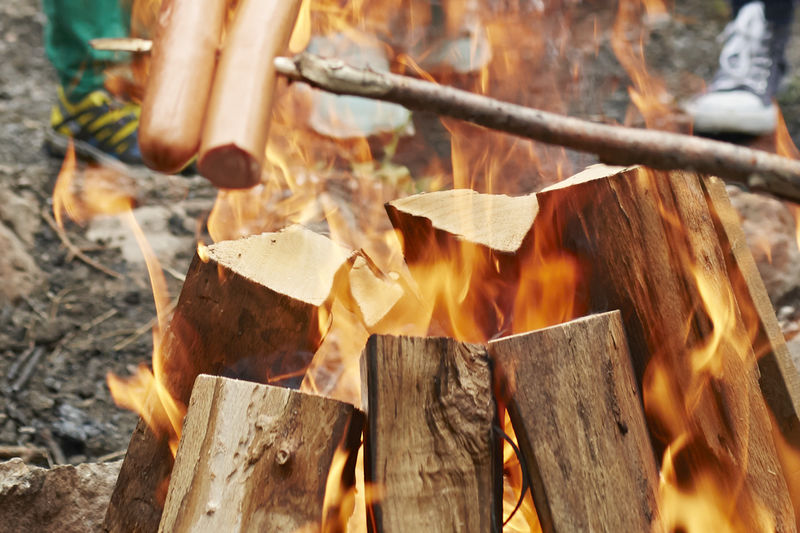 Grillgut über dem Feuer