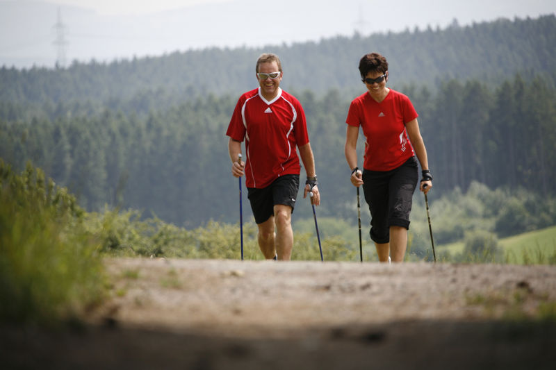 Paar beim Nordic-Walking