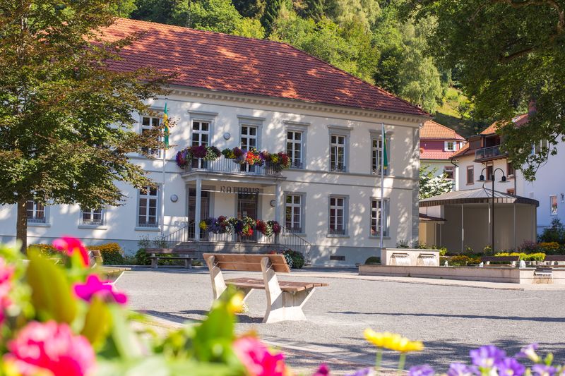 Rathaus mit Rathausplatz in Todtnau