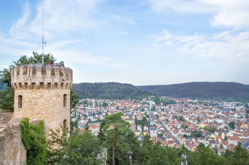 Ausblick von der Ruine Honberg auf den Zinnenturm im Vordergrund und Tuttlingen