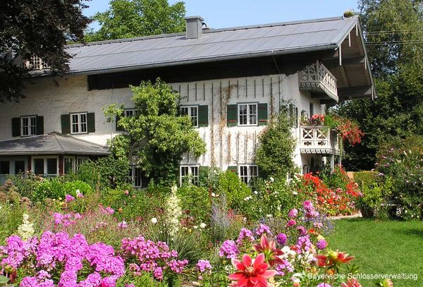 Außenansicht Künstlerhaus Exter mit blühendem Garten.