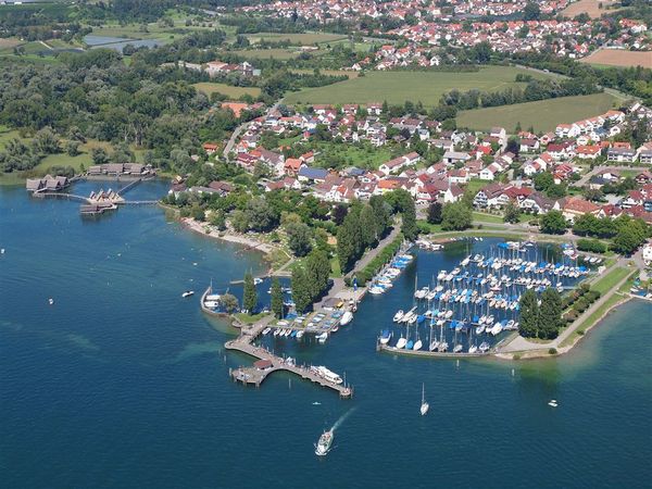 Blick auf den Hafen in Unteruhldingen mit Schiffsanlegestelle