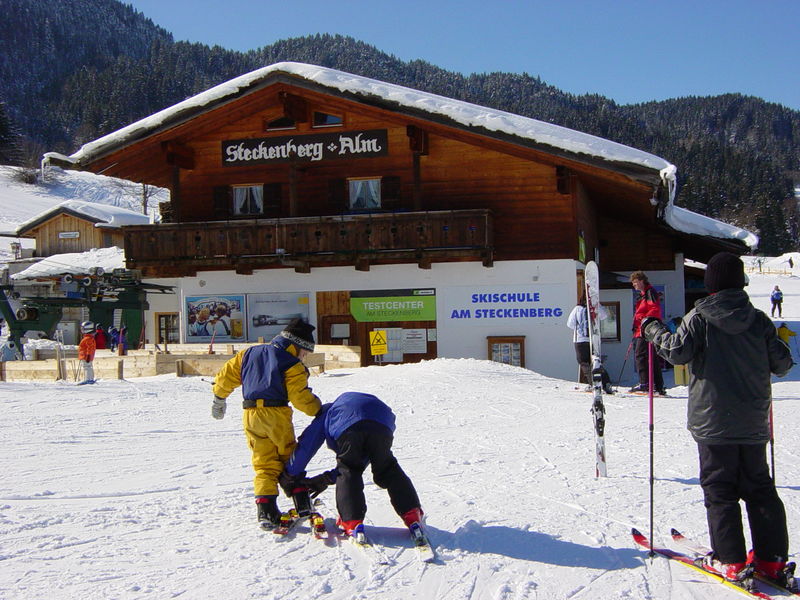 Kinder vor der Steckenbergalm