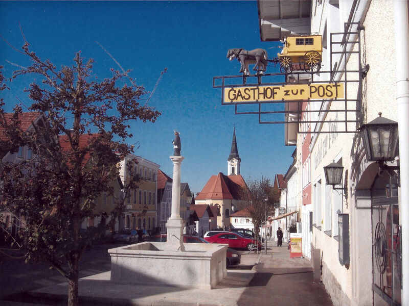 Blick auf den Nepomuk-Brunnen am Marktplatz in Untergriesbach - Foto: Kronawitter