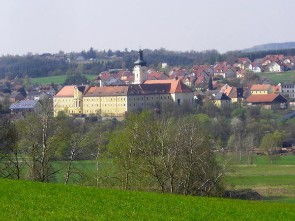 Walderbach: Ehemalige Zisterzienserabtei mit Klosterkirche und -anlage. Dreischiffige romanische Hallenkirche (spätes 12. Jh.) mit Rokokochor (1748) und romanischen Deckenmalereien. Ruhe findet man im Prälatengarten.