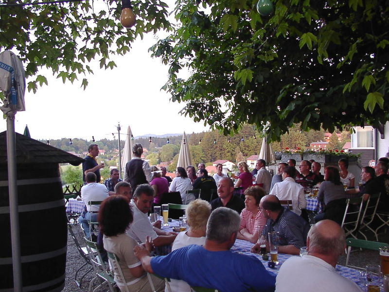 Gemütlichkeit im urigen Biergarten im Hotel Gottinger in Waldkirchen