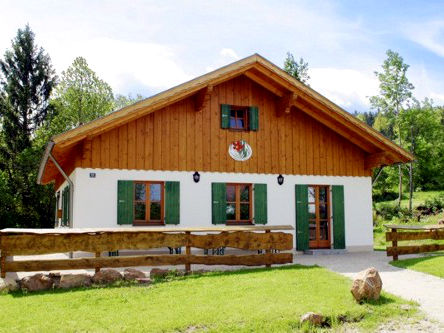 Blick auf die Waldvereinshütte Waldhäusl in der Herzogau
