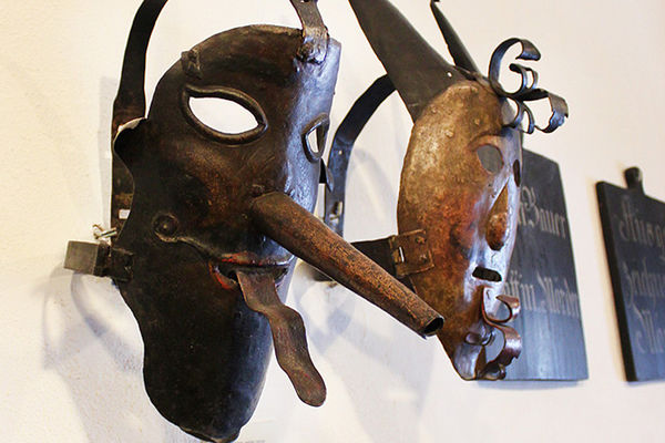 Schandmasken im Museum Wasserburg.