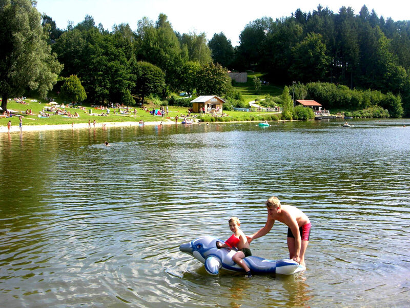Badespaß für die ganze Familie bietet der Rannasee bei Wegscheid im südlichen Bayerischen Wald