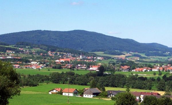 Weiding: Der beliebte Ferienort - dessen Wirte und Pensionen für ihre Gastfreundschaft bekannt sind - liegt an den östlichen Ausläufern des Frauensteinrückens.