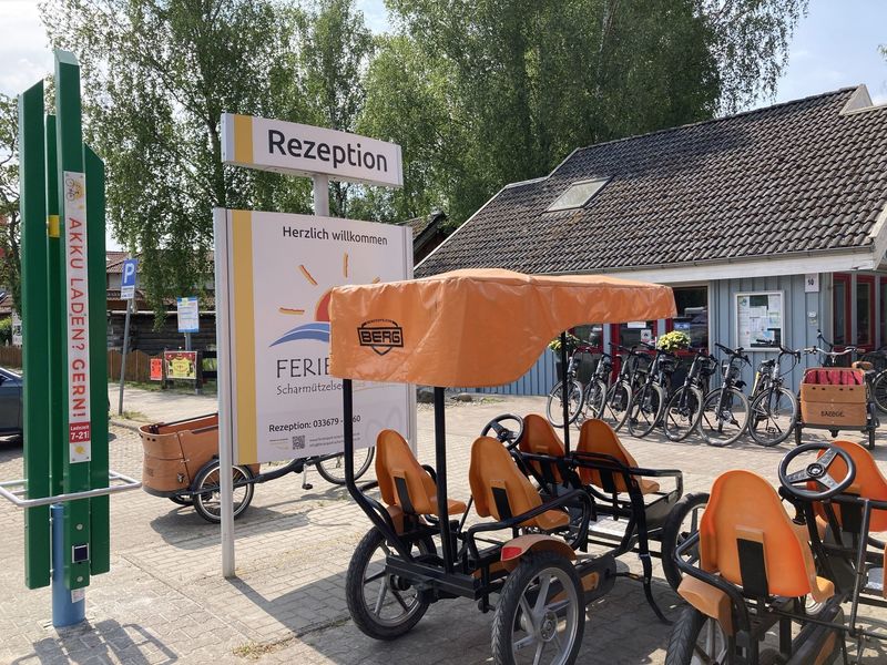 Ladesäule vor der Rezeption Ferienpark Wendisch Rietz, Foto: Laura Beister, Lizenz: Seenland Oder-Spree