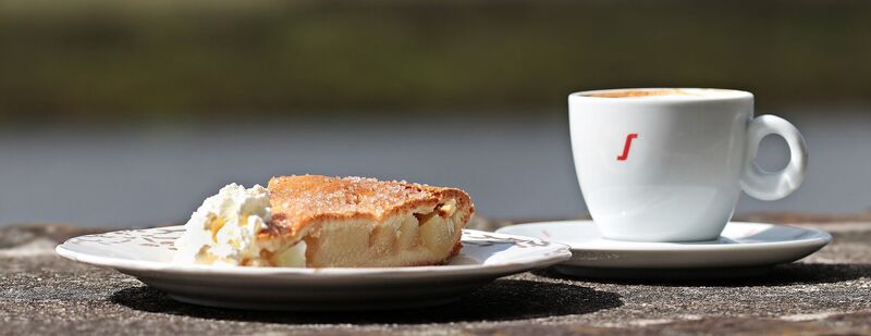 Apfelkuchen mit Kaffee