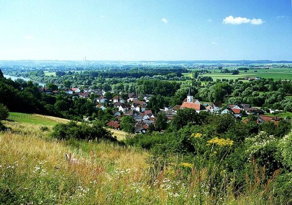 Winzer wurde erstmals 1005 in einer Urkunde des Klosters Niederalteich erwähnt. Der Name kommt vom lateinischen Vinitor (=Weinpflanzer).